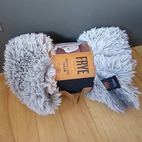 FRYE Arctic Luxe Faux Fur Throw Blanket - Picture 2 of 11